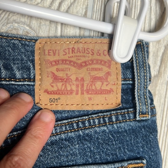 Levi's Blue Jean Shorts Distressed Frayed Hem Dark Wash Size 31 - Picture 4 of 5